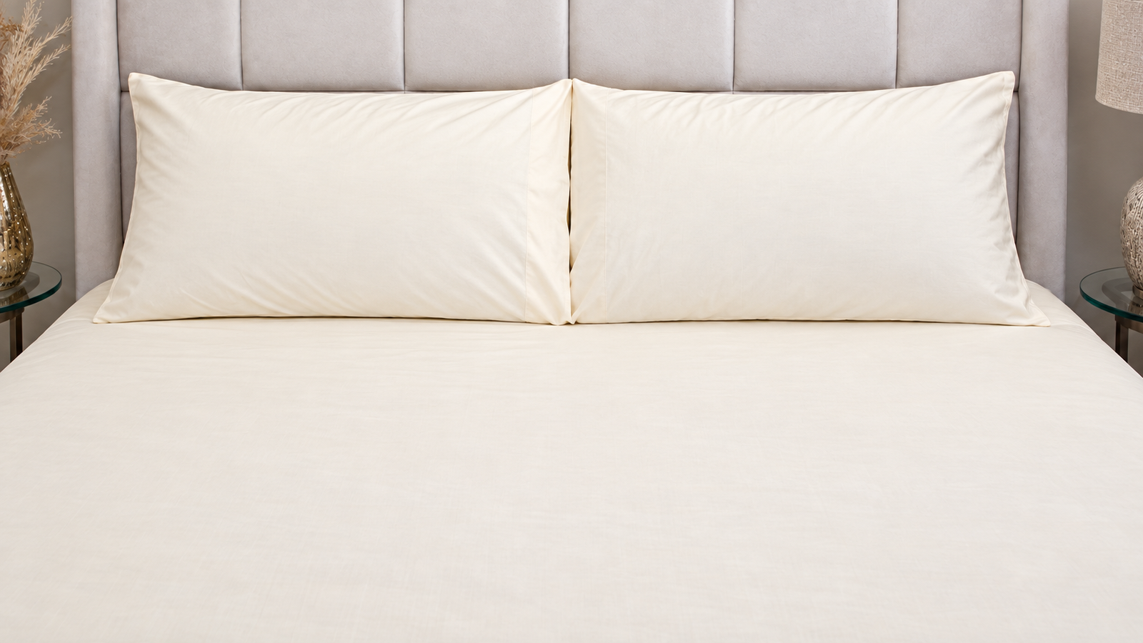 Sábanas Beige 300 hilos sobre la cama