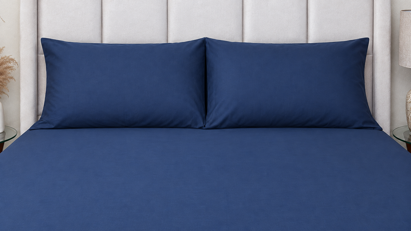 Cama azul con sábanas de 400 hilos