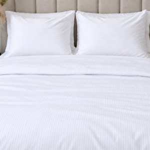 Funda de duvet blanca rayada tamaño Queen, cama centrada e iluminada